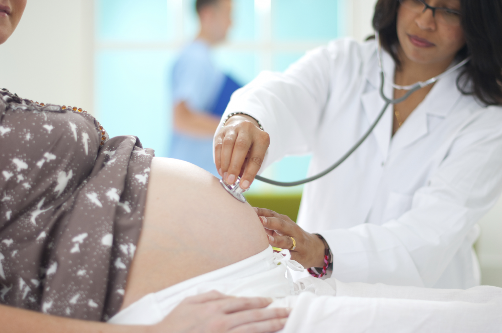 Đi khám bác sĩ để điều trị ra máu khi mang thai