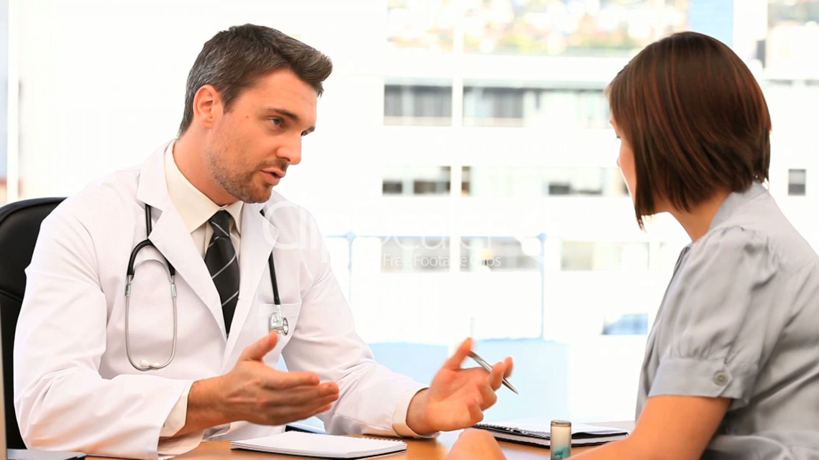 Bác sỹ sẽ khám xét thật cẩn thận để thực hiện chuyển phôi cho bạn